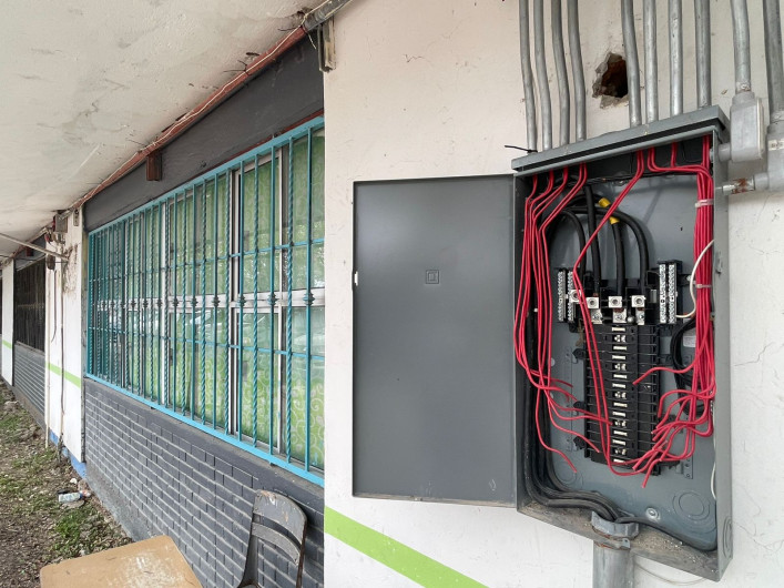 Roban material eléctrico en primaria El Chamizal