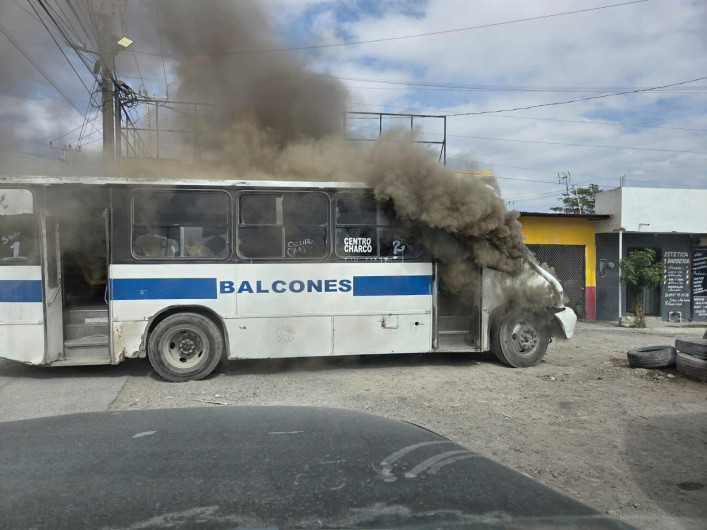 Se incendia pesera de la ruta Balcones