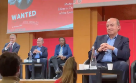 Estudiantes increpan a Felipe Calderón durante conferencia en París