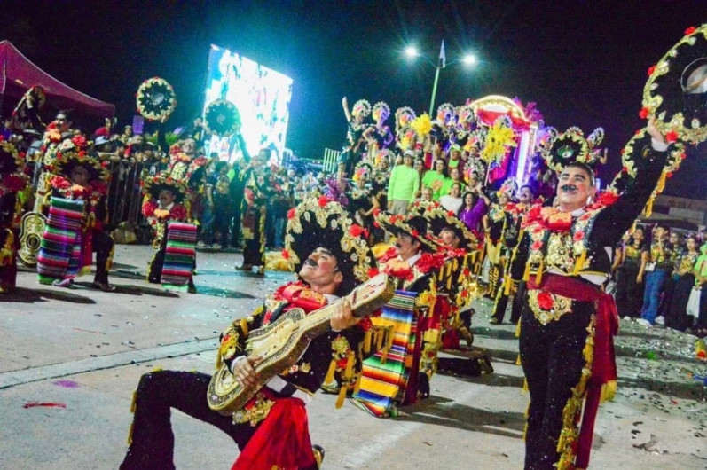 Desfile del carnaval en el sur con más de 60 participantes