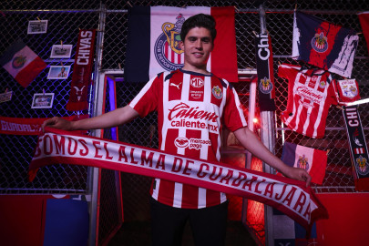 Chivas oficializa la llegada de Jonathan Pérez