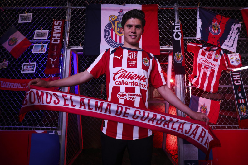 Chivas oficializa la llegada de Jonathan Pérez
