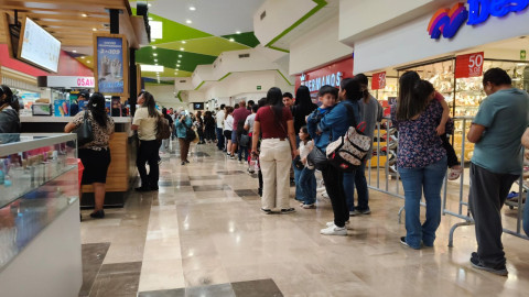 Acuden ciudadanos a vacunarse tras caso sospechoso de sarampión