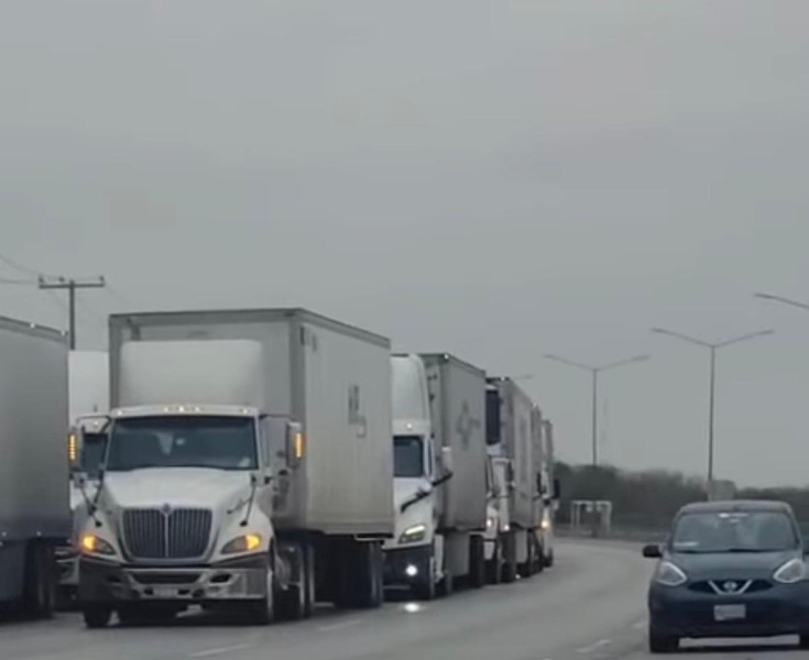 Colapso en la Aduana de Nuevo Laredo: Filas superan los 6 km por transición y caída de sistema