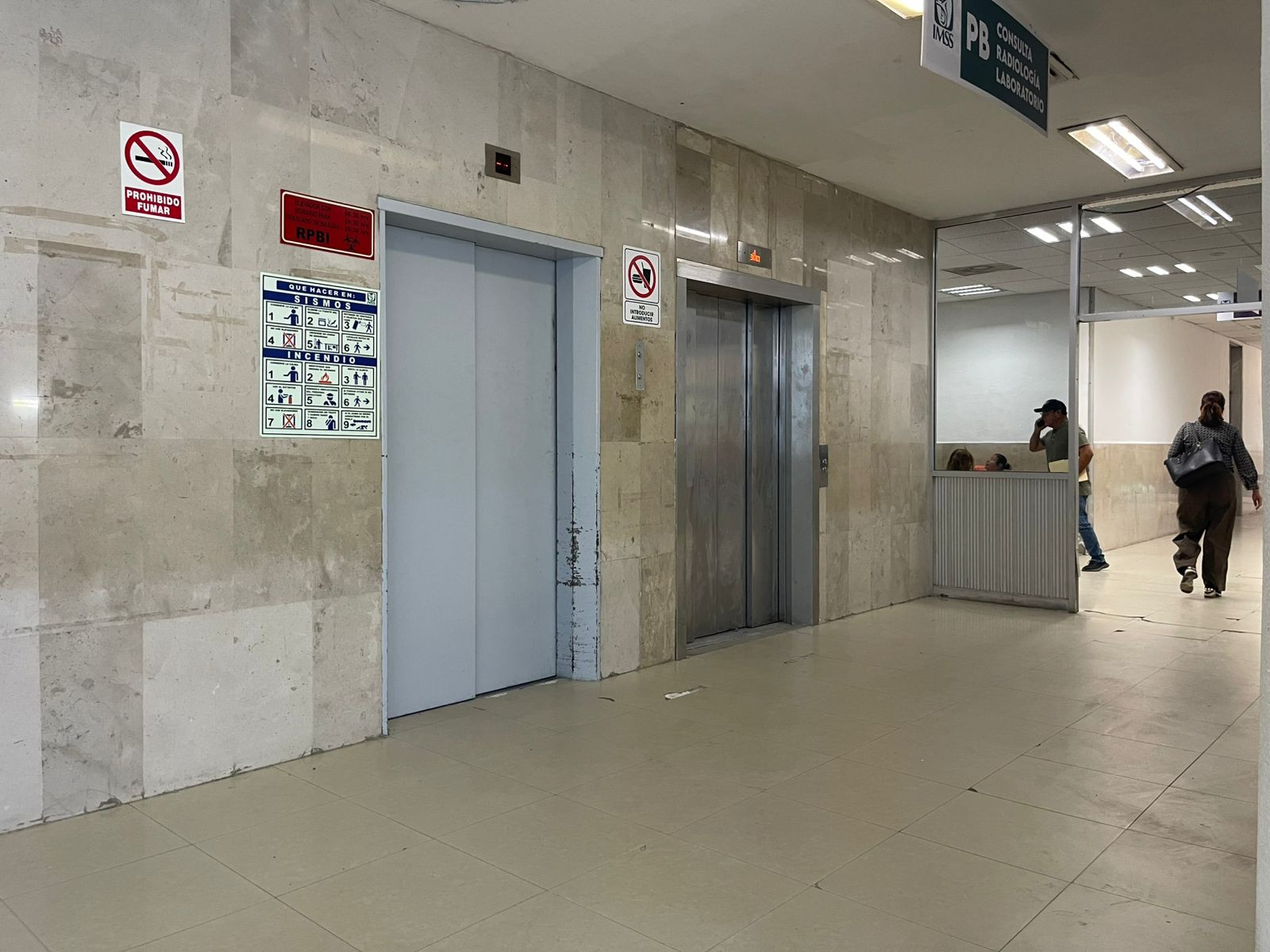 Pacientes del Hospital IMSS 15 sufren por elevador fuera de servicio