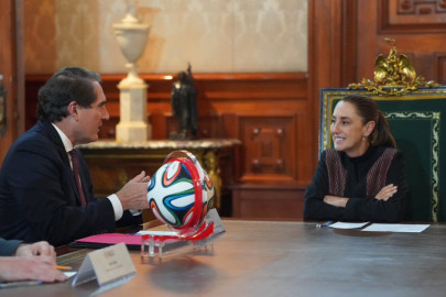 Sheinbaum anuncia inversión de 6 mil mdd de Coca-Cola y confirma llegada del trofeo del Mundial 2026 a México
