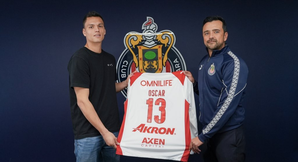 Chivas amarra a Govea, Whalley y Sandoval y refuerza su proyecto a futuro