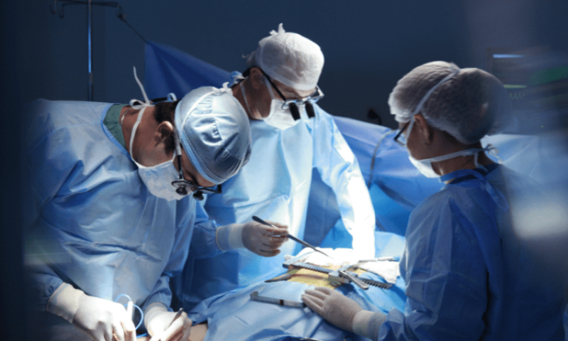 Aprueban penas de hasta 8 años a quien realice cirugías estéticas a menores de edad