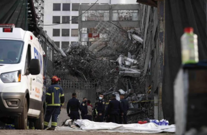 Colapsa edificio en demolición cerca del Metro San Antonio Abad; rescatan a personas y buscan a tres más entre escombros