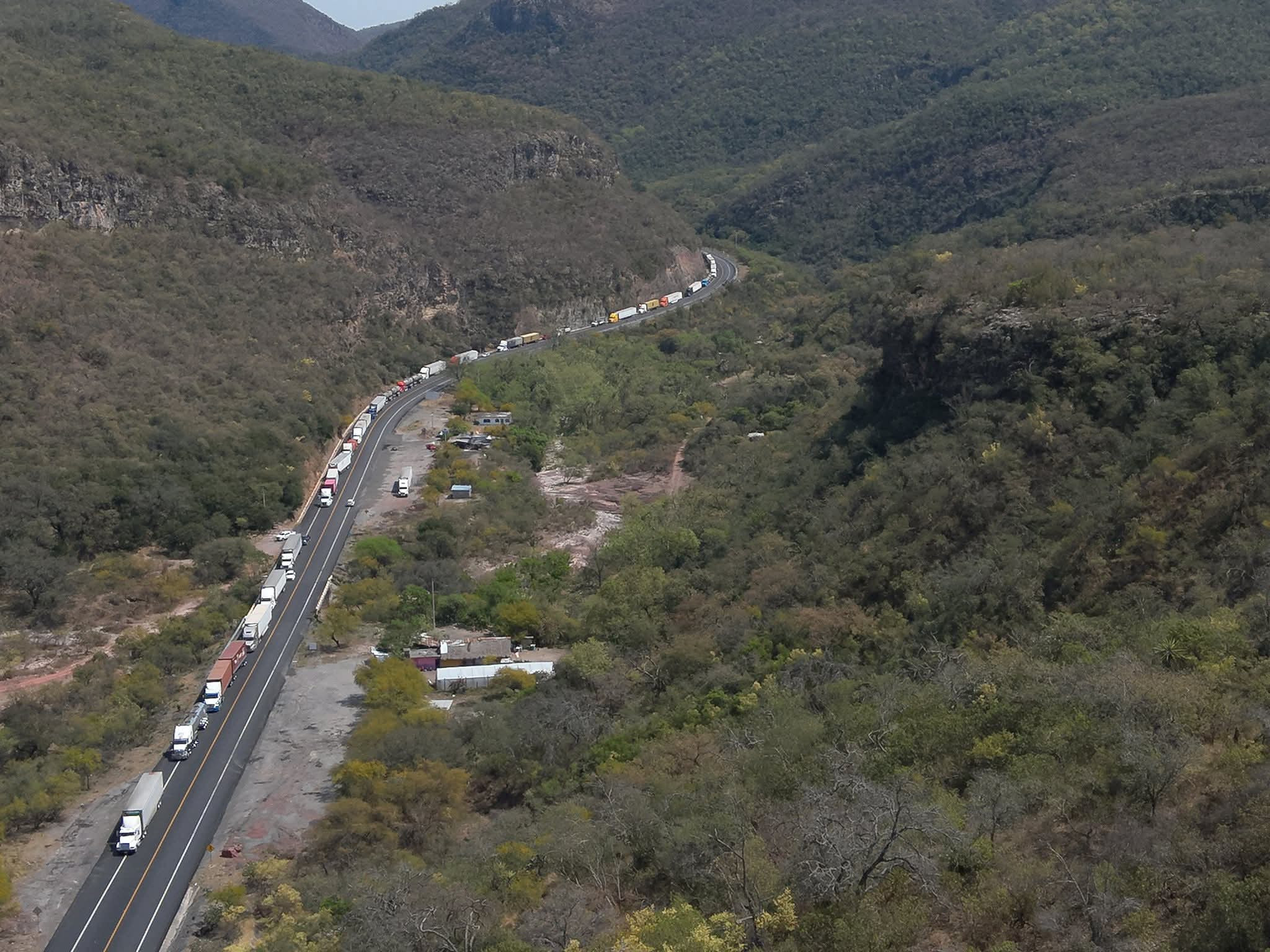 Cierran carretera Rumbo Nuevo tras volcadura de pipa con combustible en Tamaulipas