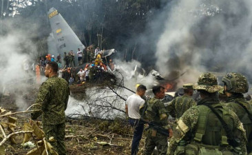 Sube a 69 la cifra de muertos por accidente de avión militar en Colombia