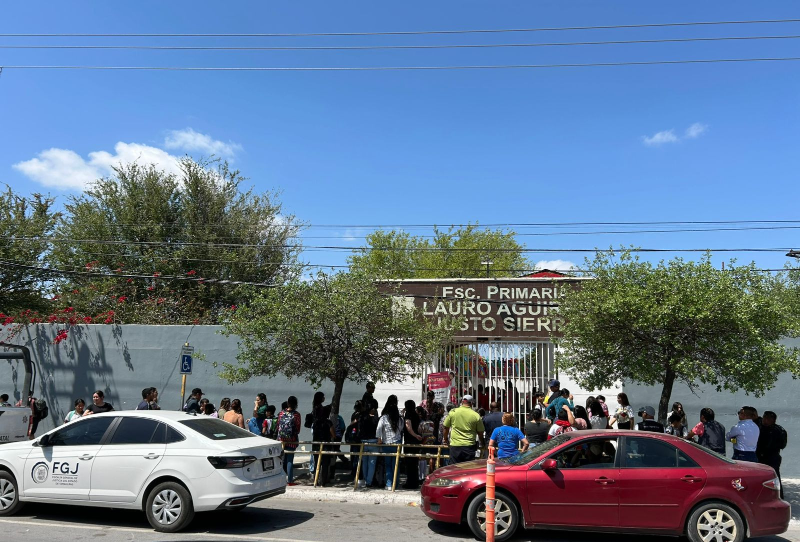 Activan protocolo de seguridad por pelea entre padres en primaria Lauro Aguirre