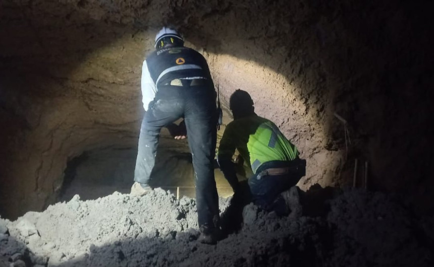 Rescatan con vida al primer trabajador de la Mina Santa Fe en Sinaloa