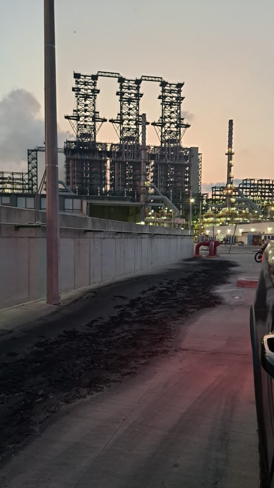 Incendio en Dos Bocas está controlado y sin lesionados: Sheinbaum