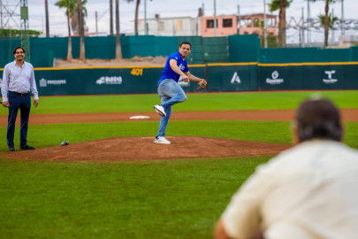 Lanzó Julio César Chávez Jr primera bola en partido Charros-Sultanes en Reynosa