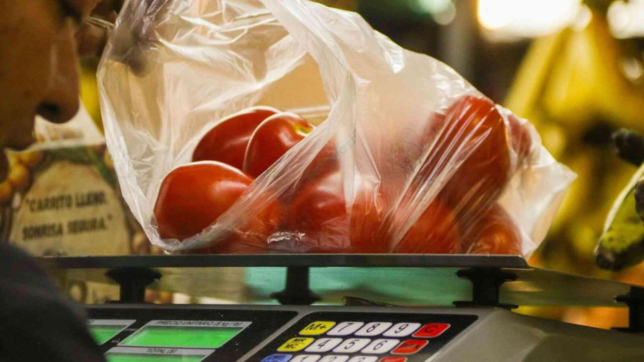 Suben líneas de pobreza por alza en alimentos: Inegi