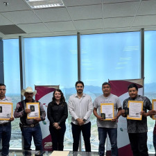 Entrega STPS Tamaulipas sobres de viaje a trabajadores que participarán en programa agrícola en Canadá