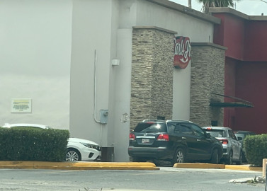 COEPRIS desmiente clausura de Carls Jr; sucursales operan con normalidad