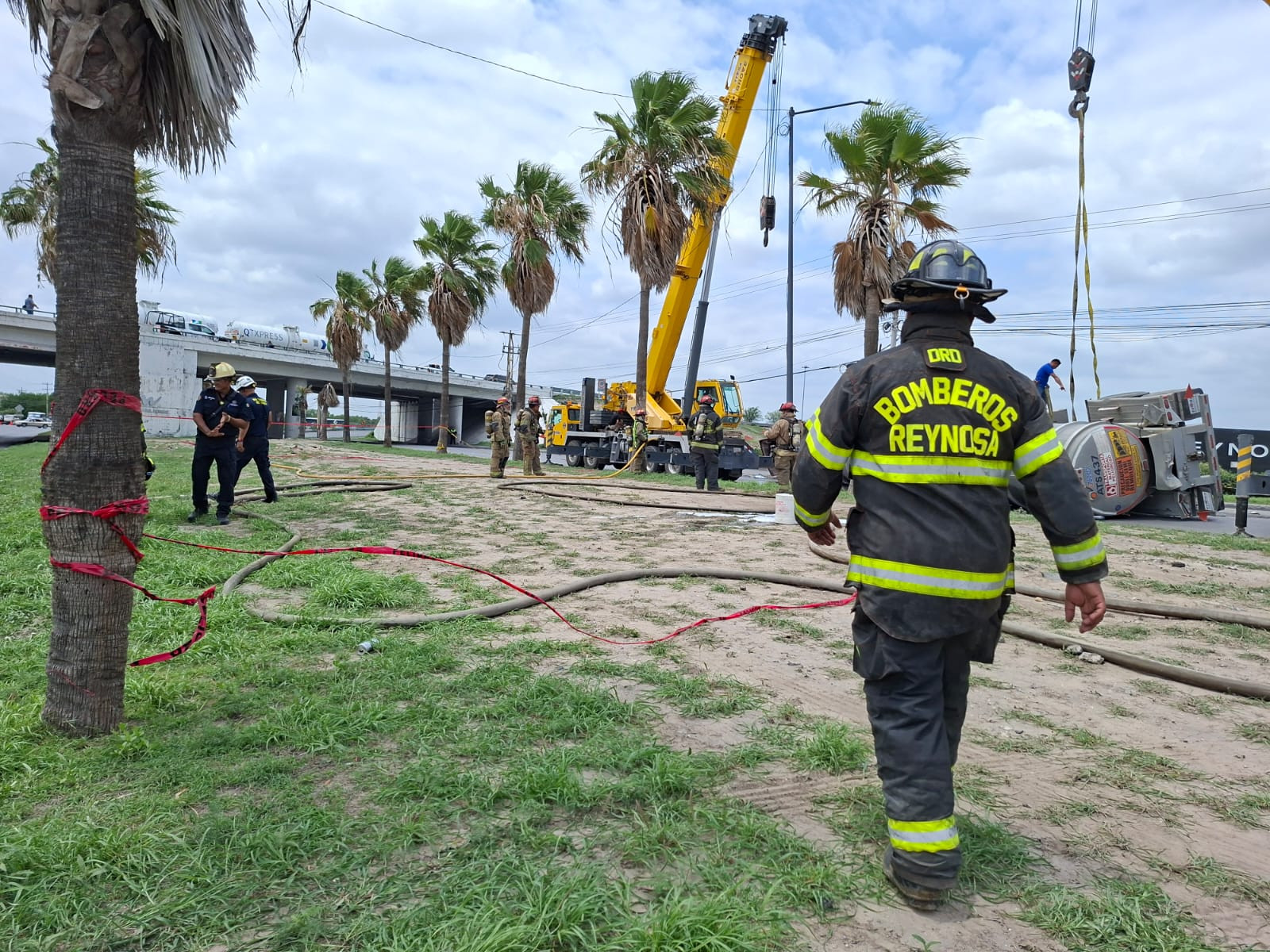 Atiende Protección Civil y Bomberos emergencia en boulevard Hidalgo y libramiento Monterrey
