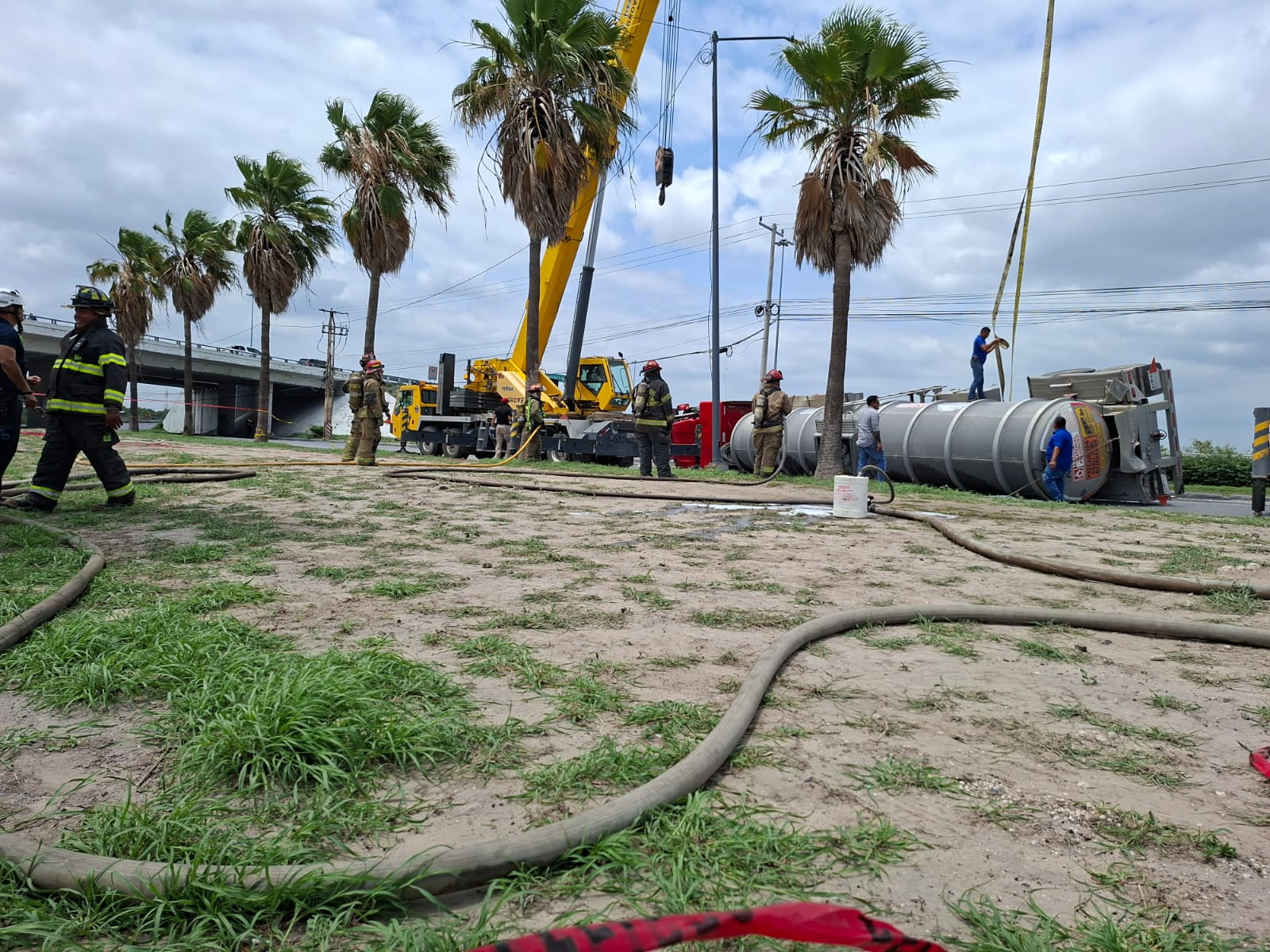 Atiende Protección Civil y Bomberos emergencia en boulevard Hidalgo y libramiento Monterrey