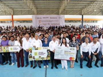 Encabeza el rector Dámaso Anaya entrega de becas a 493 estudiantes de la UAT