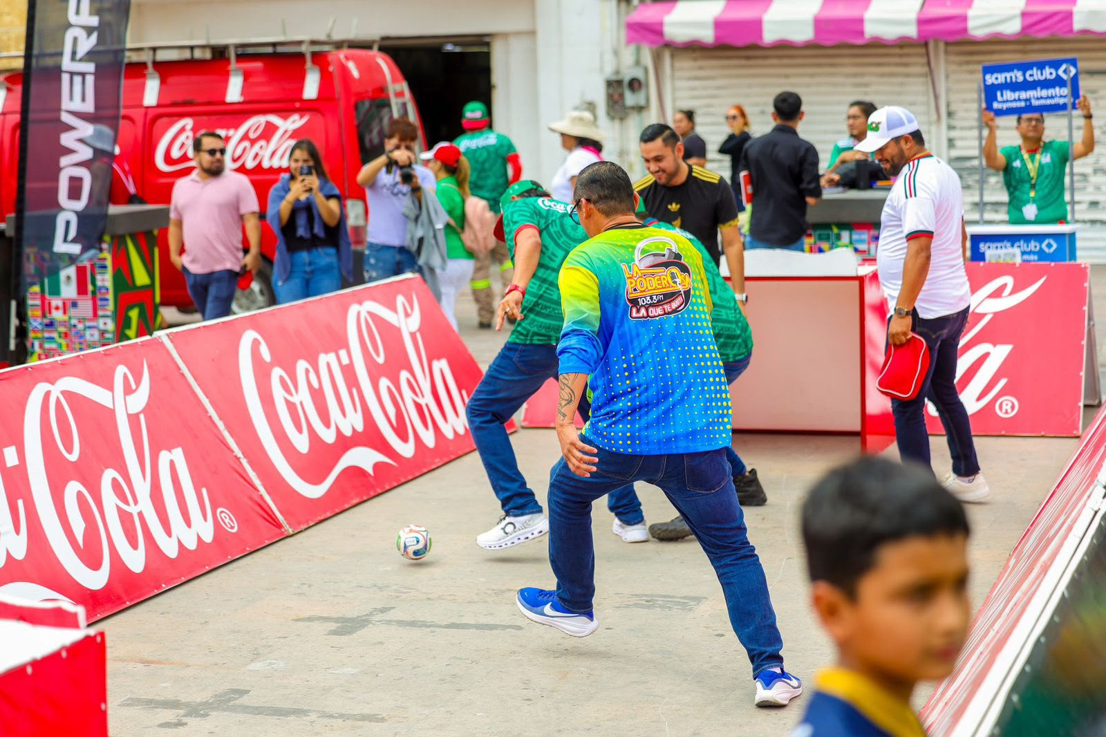Compartieron emociones del Mundial de Futbol familias reynosenses en la plaza Miguel Hidalgo