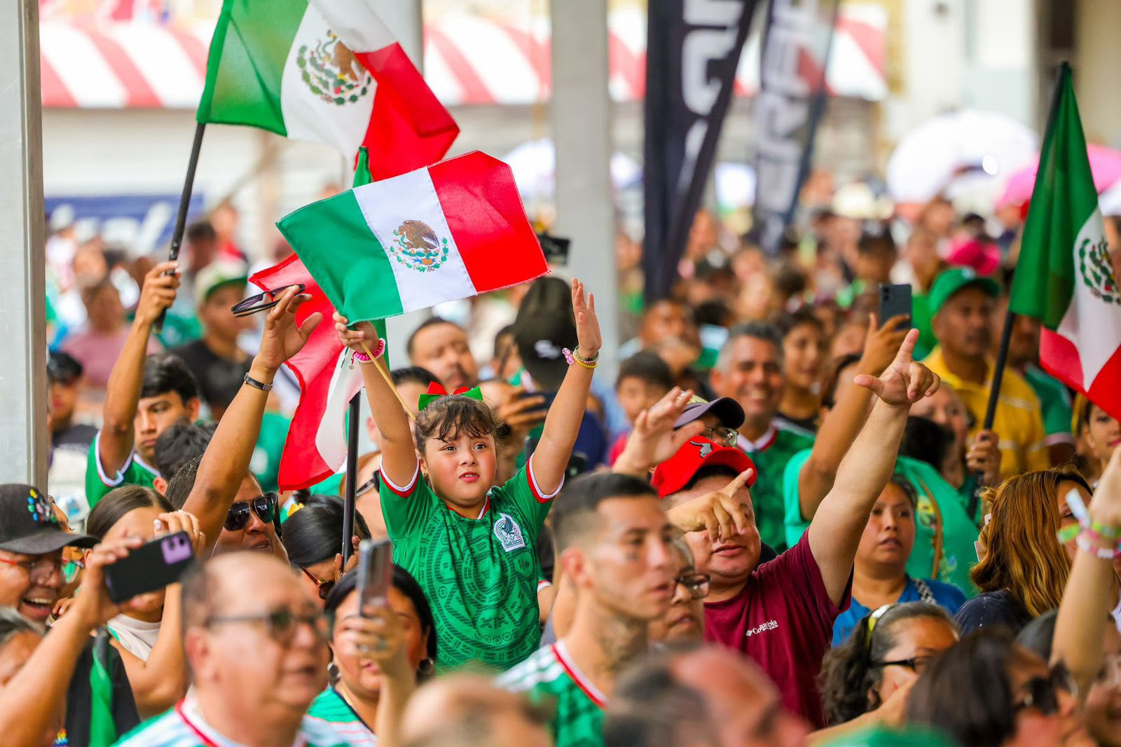 Compartieron emociones del Mundial de Futbol familias reynosenses en la plaza Miguel Hidalgo
