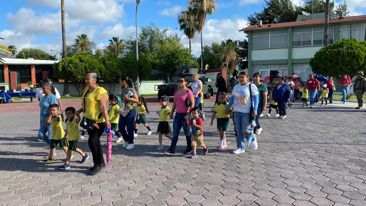Visitan alumnos el 29° Regimiento de Caballería Motorizado