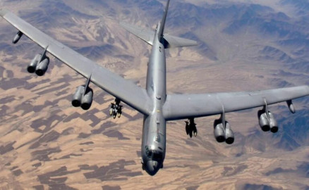 Se estrella bombardero B-52 de la Fuerza Aérea de EU tras despegar en California