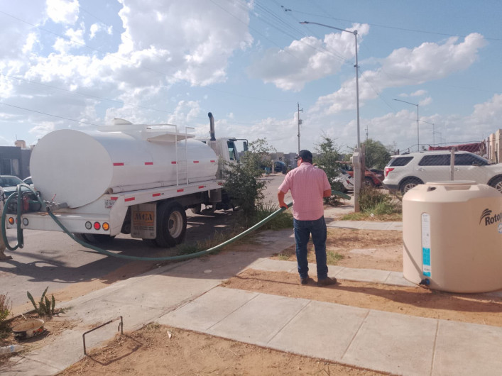 Lleva COMAPA agua en pipas a colonias del sur de la ciudad para apoyar a las familias durante los días de calor intenso