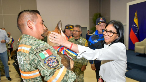 Venezuela dona ‘lomito’ a grupo de rescatistas de México