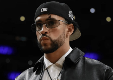 Bad Bunny desata polémica al permanecer sentado durante ‘God Bless America’ en el Yankee Stadium