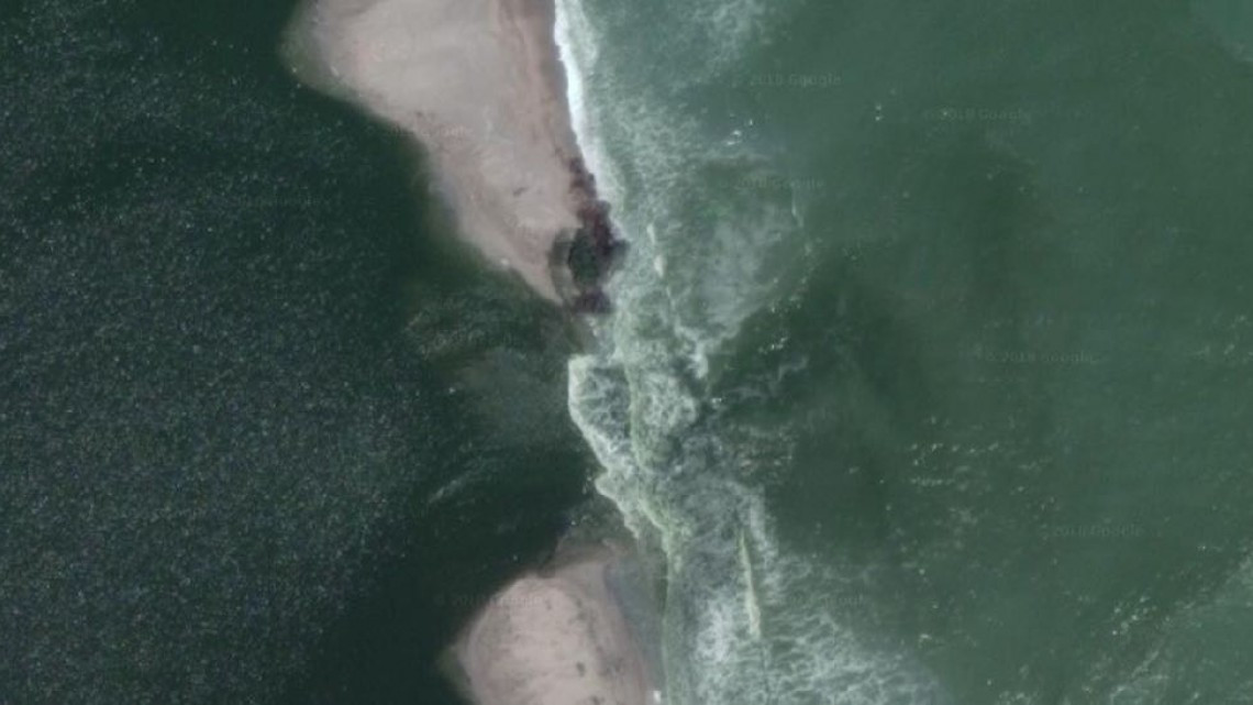 Urge iniciar trabajos para remediar el desgaste del cordón litoral que divide al mar con las marismas en Altamira.