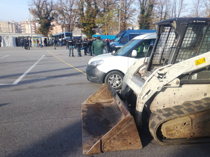 Policía desaloja campamento para inmigrantes en Roma