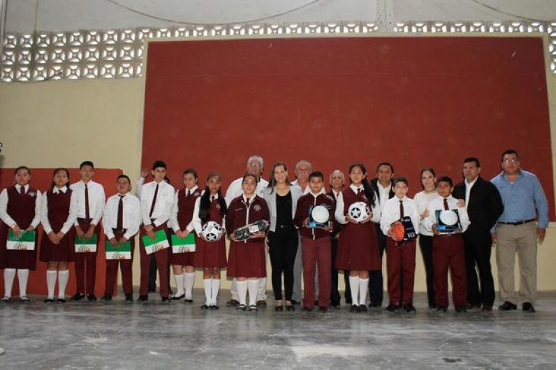 Entregan en Río Bravo equipos deportivos 