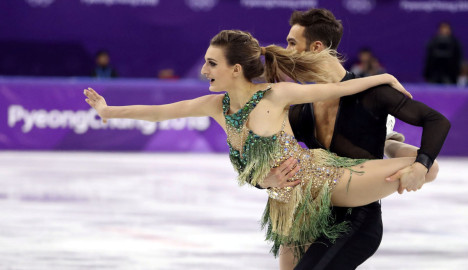 Patinadora olímpica vive 'pesadilla'  tras quedar en topless