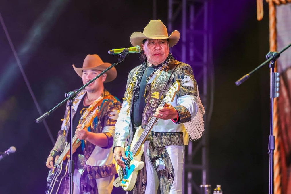 Presentó Carlos Peña Ortiz al grupo Bronco ante más de 15 Mil espectadores