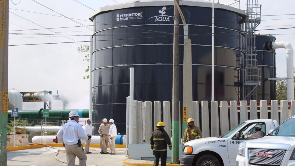 Incendio de zacatal a punto de generar explosión de ductos de Pemex