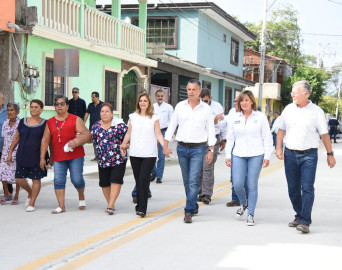 Inaugura una nueva obra de pavimentación en la calle Héroe de Nacozari