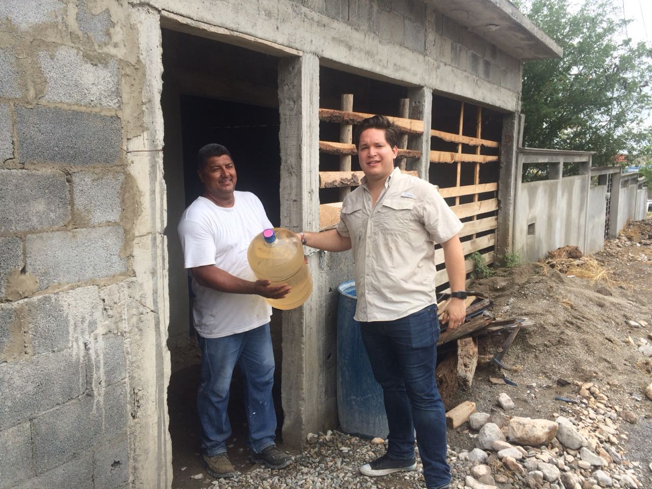 Reparte Diputado Federal garrafones de agua a victorenses