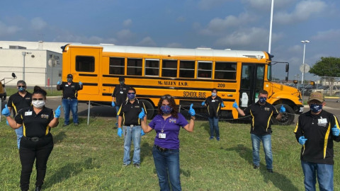Conductora de transporte escolar de McAllen crea y dona cubre bocas