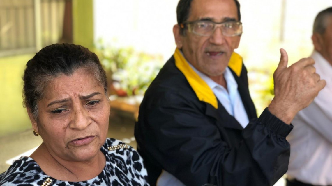 Vecinos del fraccionamiento Villas del mar bloquean accesos a trabajadores de la CFE