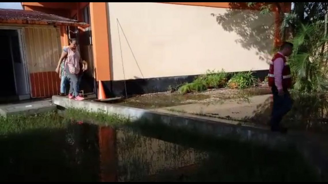 Brotan aguas negras en primaria