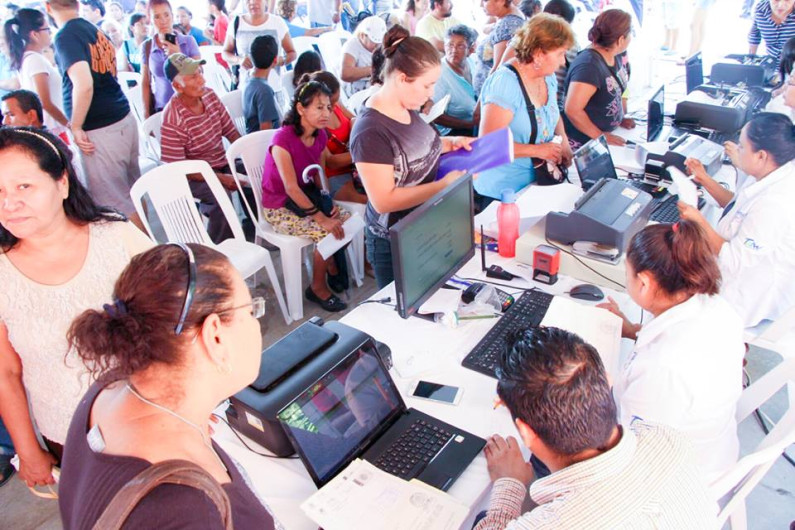 Entregan pago de impuesto predial a familias