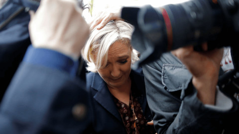 Lanzan huevos a Le Pen a 3 días de la elección 