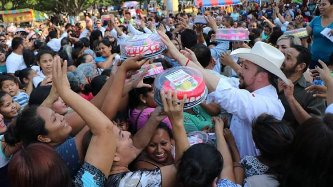 Ayuntamiento realizó festejo por el "Día de las madres"