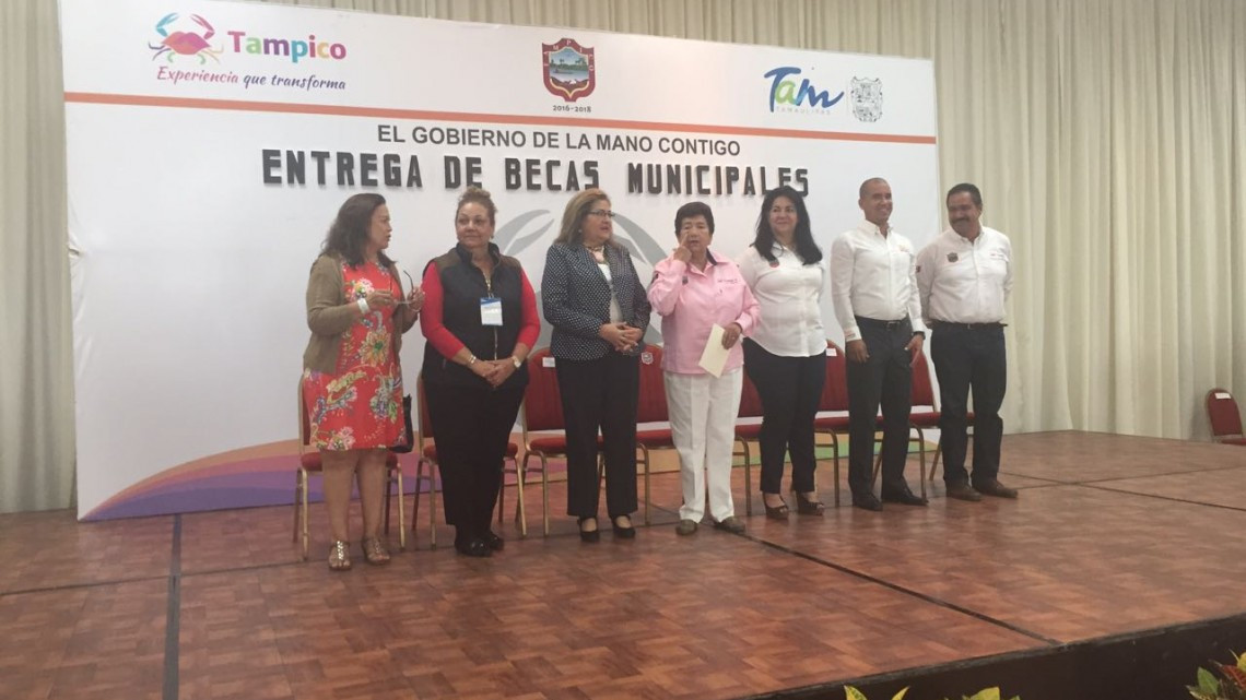 Eroga Tampico 120 mil pesos en 500 becas para alumnos destacados