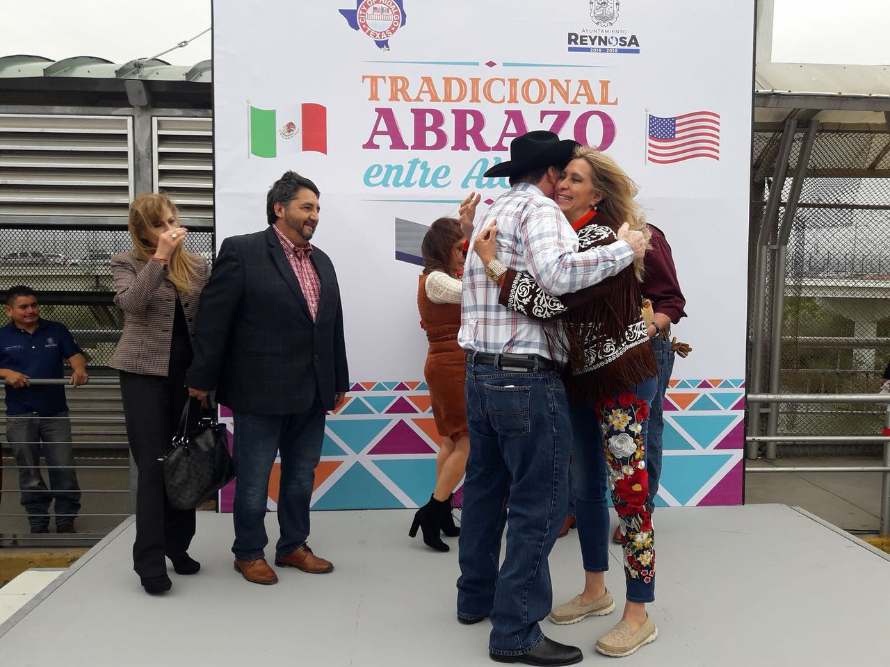 Con tradicional abrazo, refuerzan lazos entre Reynosa Tamaulipas e Hidalgo Texas