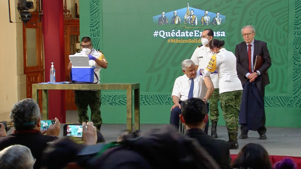 Recibe AMLO primera dosis de la vacuna AstraZeneca contra el COVID-19 en Palacio Nacional