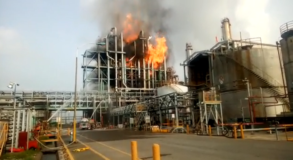 Registran explosión y un incendio en PETROMEX